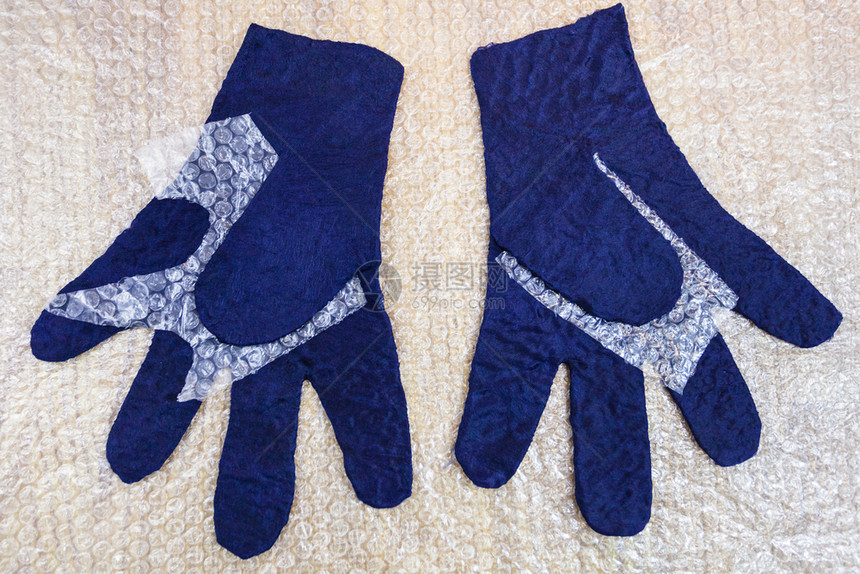 使用湿感觉工艺蓝梅里诺羊毛手套制填满前湿感觉手套图片