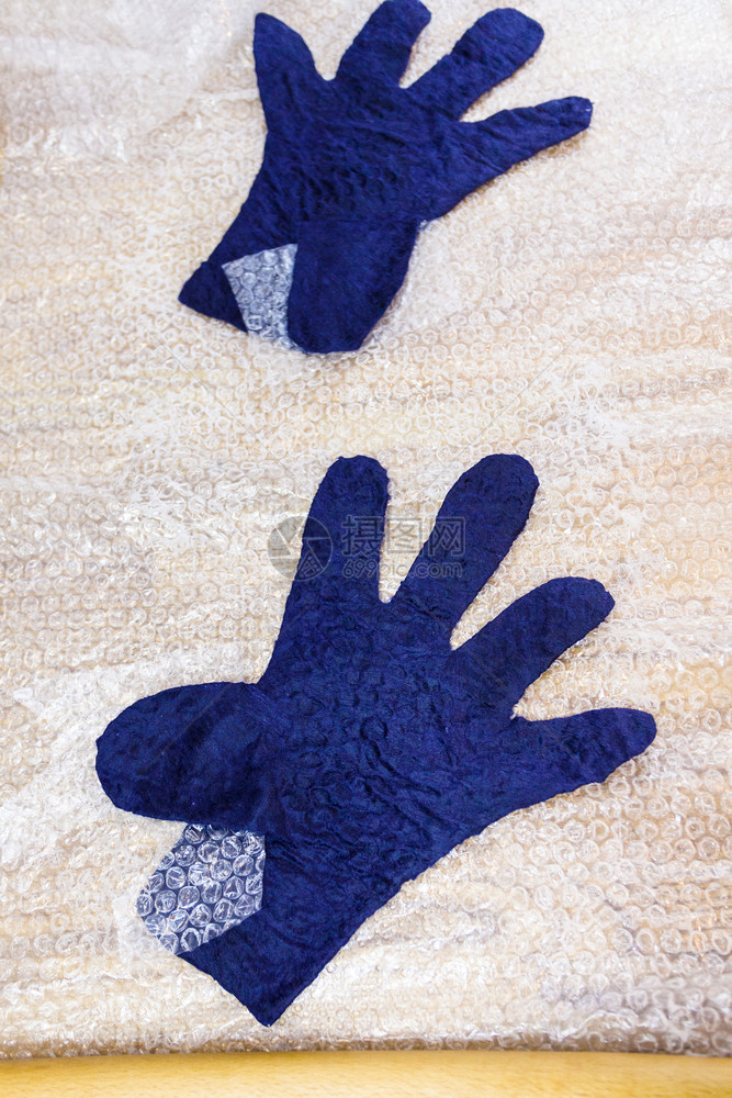 用湿感觉过程蓝色梅里诺羊毛用湿感觉式的手套滚动和按键后感觉式手套图片