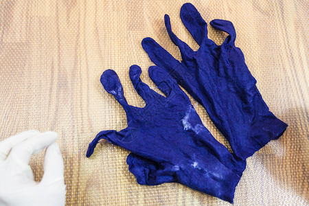 使用湿感觉工艺蓝色梅里诺羊毛制手套填满后湿和折叠的手套图片