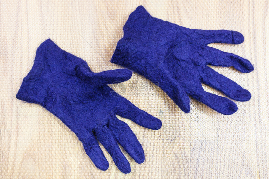 用湿感应工艺蓝色梅里诺羊毛用手套制成填满后完成的湿感觉手套图片