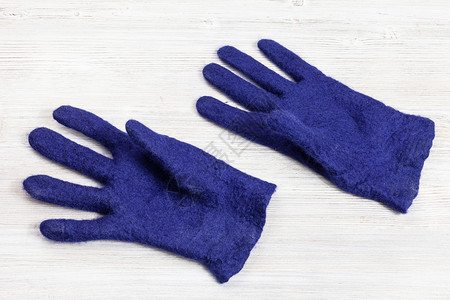 使用湿感觉工艺蓝梅里诺羊毛制手套干完羊毛后用手套制成图片