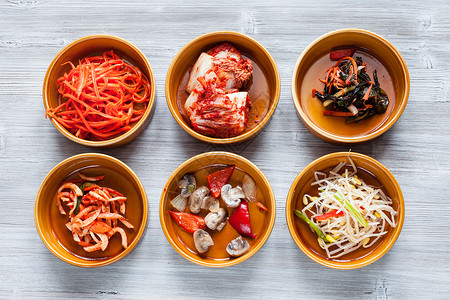 班禅korean烹饪灰色桌面陶瓷碗中各种边盘Banchan或Panchan的顶端视图背景