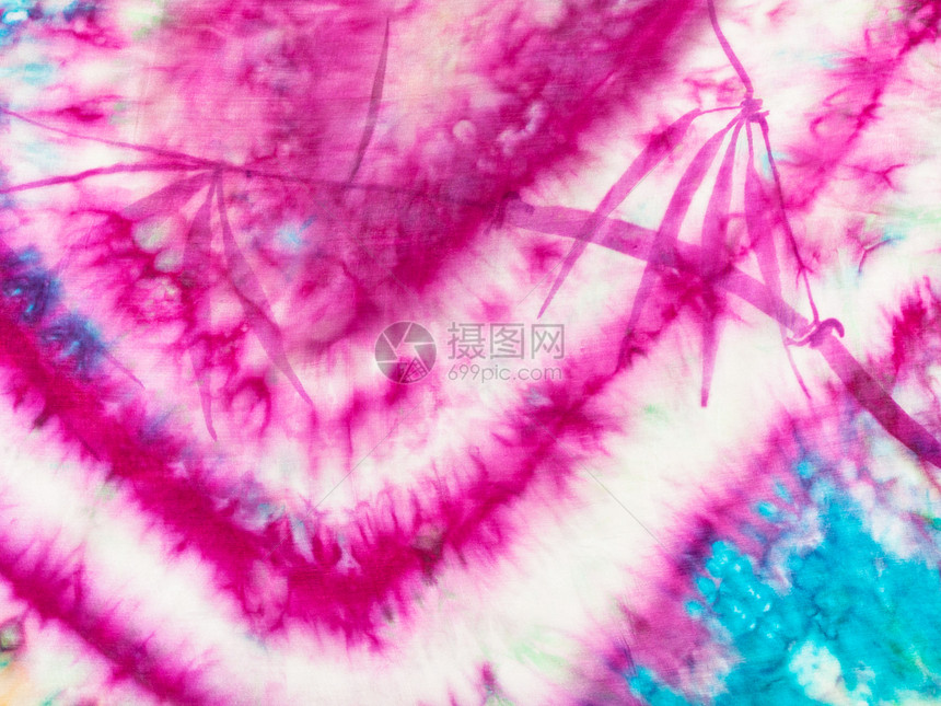 Batik技术手绘丝巾碎片用SumiESuibokugaSuibokuga风格的粉竹图画以抽象的点心粉色和蓝几何装饰图片