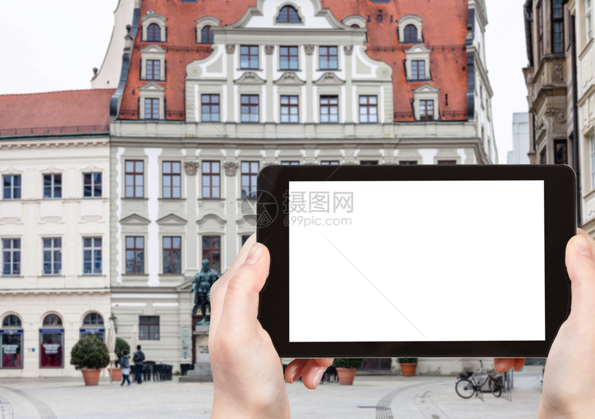 旅行概念Fuggerplatz广场与德国奥格斯堡市HansJakobFugger雕像的旅游照片手持智能机空白剪贴板广告位置图片