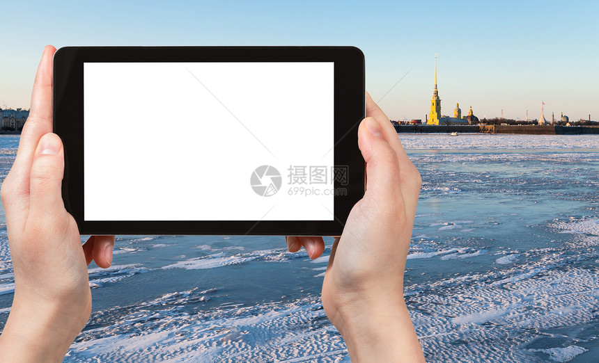 3月圣彼得堡市Neva河以及Peter和PaulFortress三月在智能手机上拍摄的冰面覆盖Neva河Peter和PaulFo图片