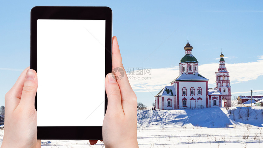 旅行概念冬季在IvanovoHillElijahChurch与先知Elijah教堂一起用智能手机拍摄Suzdal镇的旅游照片带有图片