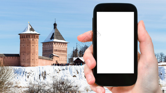 安瑟米乌斯旅行概念俄罗斯冬季苏兹达尔镇俄罗斯Suzdal镇我们的救世主和圣尤迪米乌斯修道院通过塔的旅游照片用智能手机拍摄用剪贴屏空白广告位背景
