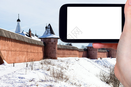 安瑟米乌斯旅行概念俄罗斯冬季苏兹达尔镇Suzdal我们的救世主和圣尤迪米乌斯修道院墙壁的旅游照片用智能手机剪切屏空白广告位置背景