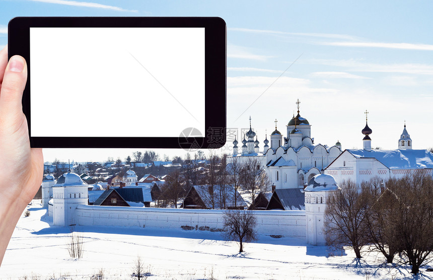 旅行概念俄罗斯冬季苏兹达尔镇交接修道院波克罗夫斯基修道院用智能手机拍摄的旅游照片带有剪切屏空白广告位置图片
