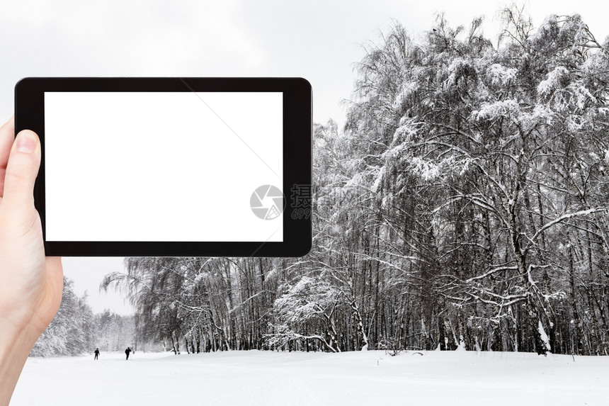 旅行概念冬季莫斯科市城公园中雪覆盖林的旅游照片用智能手机拍摄空白剪切屏广告位置图片