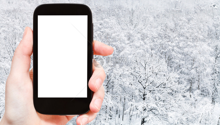 旅行概念旅游照片冬季莫斯科市内公园冬季在莫斯科市中心公园内用智能手机拍摄全天雪覆盖橡树林的全景观旅游照片带空白广告位置的剪贴板智图片