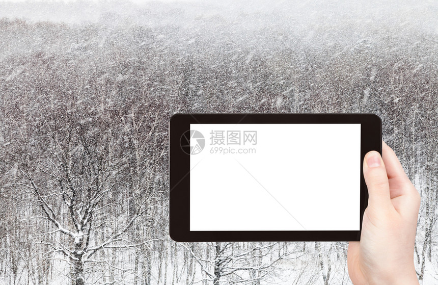 旅行概念莫斯科市城公园的树林上冬季在莫斯科市城公园的冬季用智能手机拍摄的暴风雪旅游照片带空白广告位置的剪贴板图片
