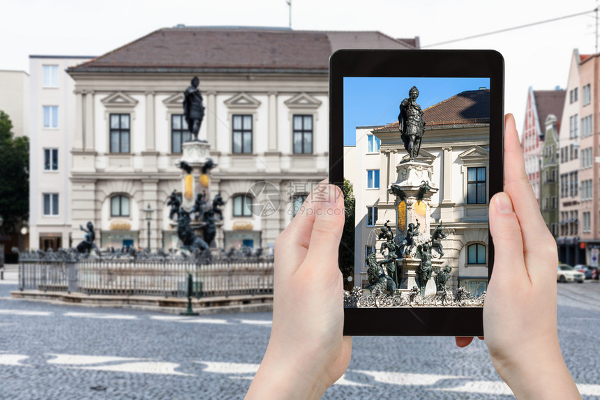 旅行概念AugustusbrunnenAugustus喷泉在德国奥格斯堡市Rathausplatz广场用智能电话拍摄的旅游照片图片