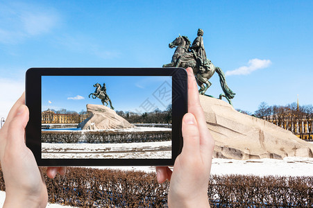 旅行概念春季在俄罗斯圣彼得堡参议院广场用智能手机拍摄的彼得大帝的青铜骑士大雕像的旅游照片背景图片