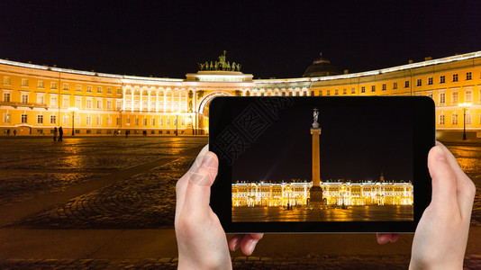 旅行概念俄罗斯圣彼得堡市宫广场与亚历山大专栏和冬季宫的旅游照片图片