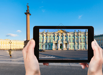 旅行概念春季俄罗斯圣彼得堡市冬季宫和广场的智能手机旅游照片图片