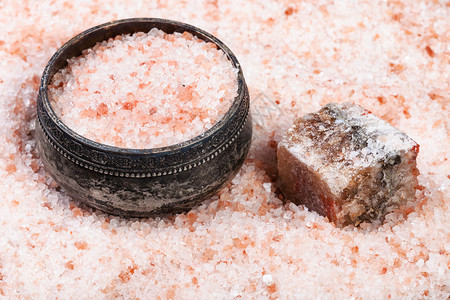 古老的银盐地窖粗糙的天然粉红色海利石矿物和谷状喜马拉雅盐图片