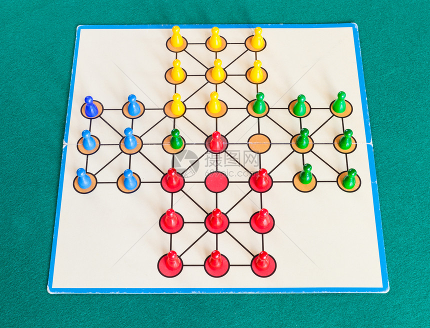 在绿色烤肉桌上玩Solitaire棋盘游戏1697年法国首次提到这个游戏图片