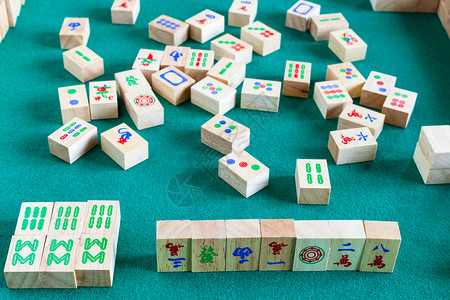 麻将游戏在绿色烤桌上打瓷砖的战略棋盘游戏图片