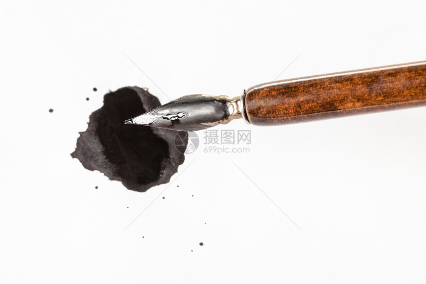 白色纸上黑墨迹方褐nib笔的褐色淡视图图片