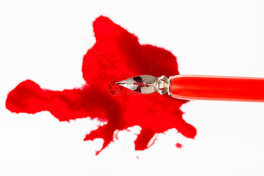 白色纸上红墨迹方的红底笔中钢尼布的顶部视图图片