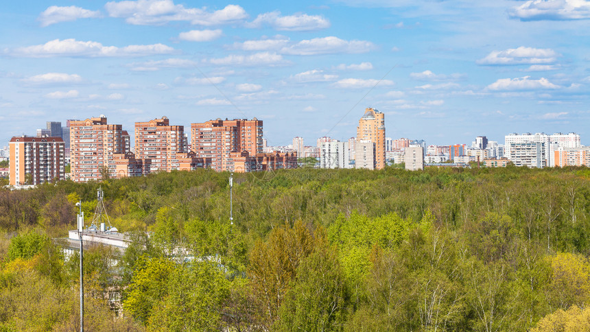 阳光明媚的春季日城市公园和住宅区全景图片
