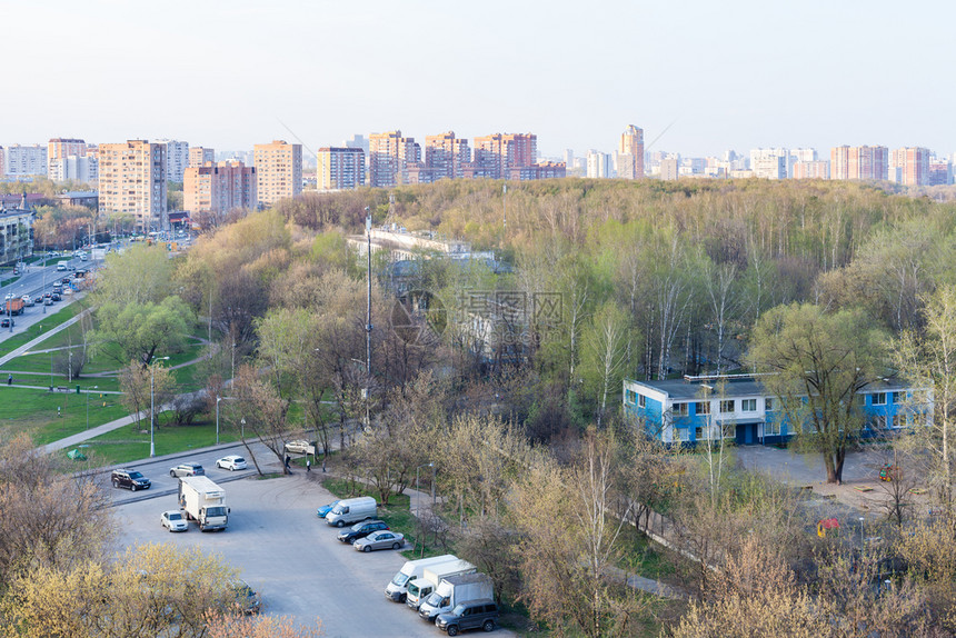 莫斯科市住宅区停车场街道和城市公园的空中景象图片