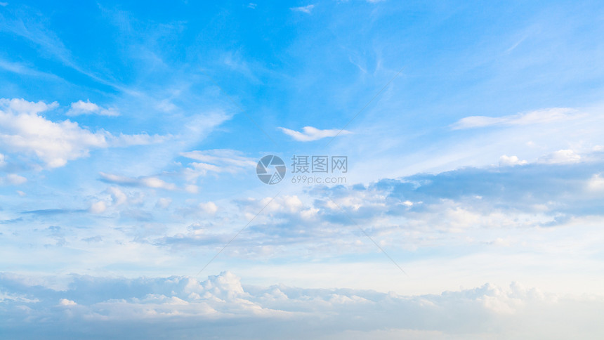 阳光明媚的夏日下午天的蓝色空和白云的全景图片