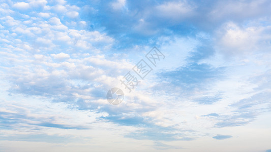 蓝色天空的全观夏晚上有白云和灰图片
