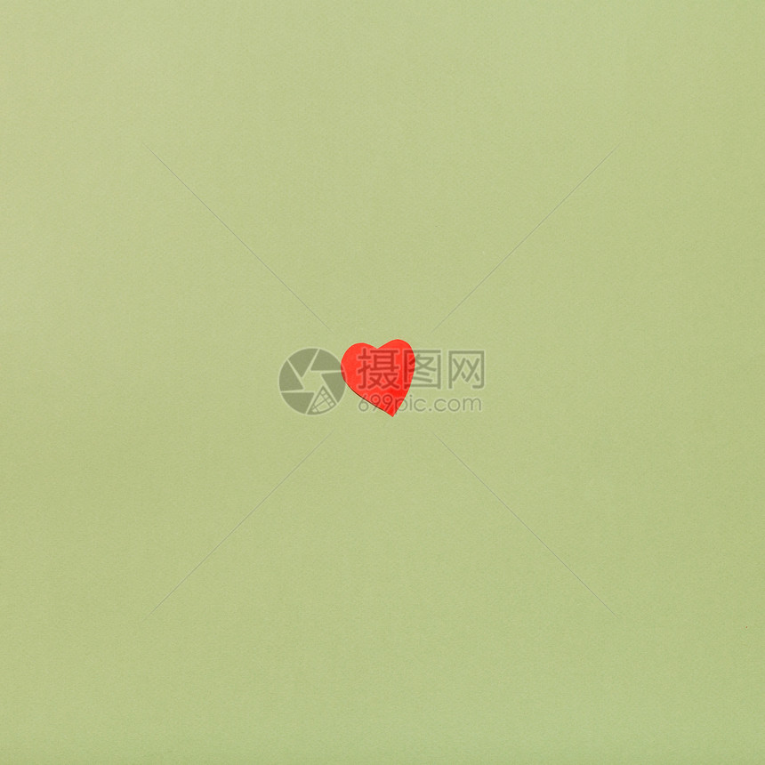 一个小心脏切出红纸关于背景的红纸黑暗奥利弗绿色面纸图片