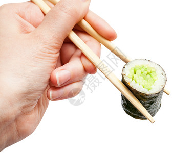 女用一次筷子手握着卡帕马基寿司卷和黄瓜在白色背景上与世隔绝图片