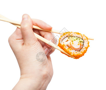 女用一次筷子手握着白底孤立的蛋寿司卷图片