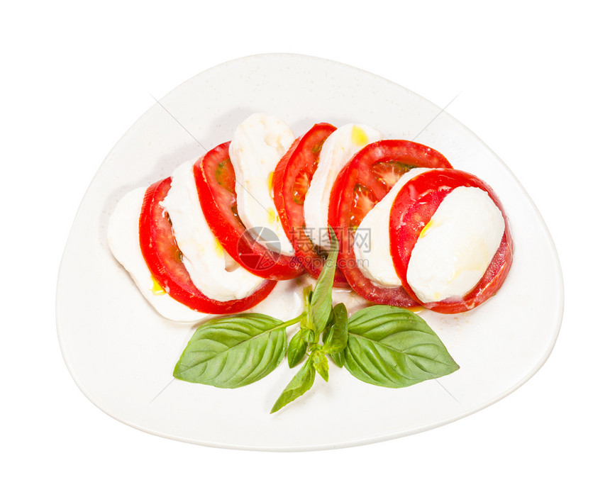意大利菜烹饪Insalatacapresecapresesalase白底孤立的盘上带有巴西尔树枝的切片乳酪和番茄的顶端视图图片