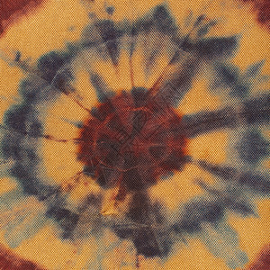 纺织背景抽象的同心圆圈手工涂在棕色丝绸上用TiedyeHatik技术图片