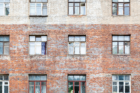 莫斯科市旧多层砖房的破墙前图片