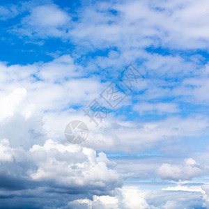 自然背景夏季日蓝天空中浓密的白云和灰图片
