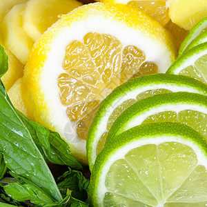 食品背景鸡尾酒成分新鲜石灰柠檬和姜以及绿色薄荷叶图片