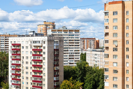 莫斯科市住宅区阳光明媚的夏日图片