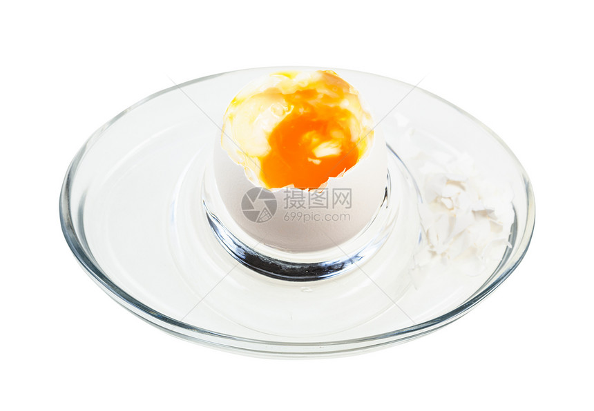 白底隔绝的玻璃鸡蛋杯中煮开的白图片