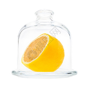 玻璃柠檬杯中半个黄色柠檬的侧边视图白底隔离在色背景上图片