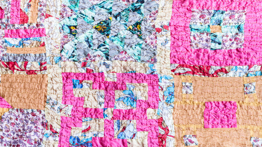 纺织背景从各种丝条和粉碎色棉织物缝合的整形围巾平方型图片