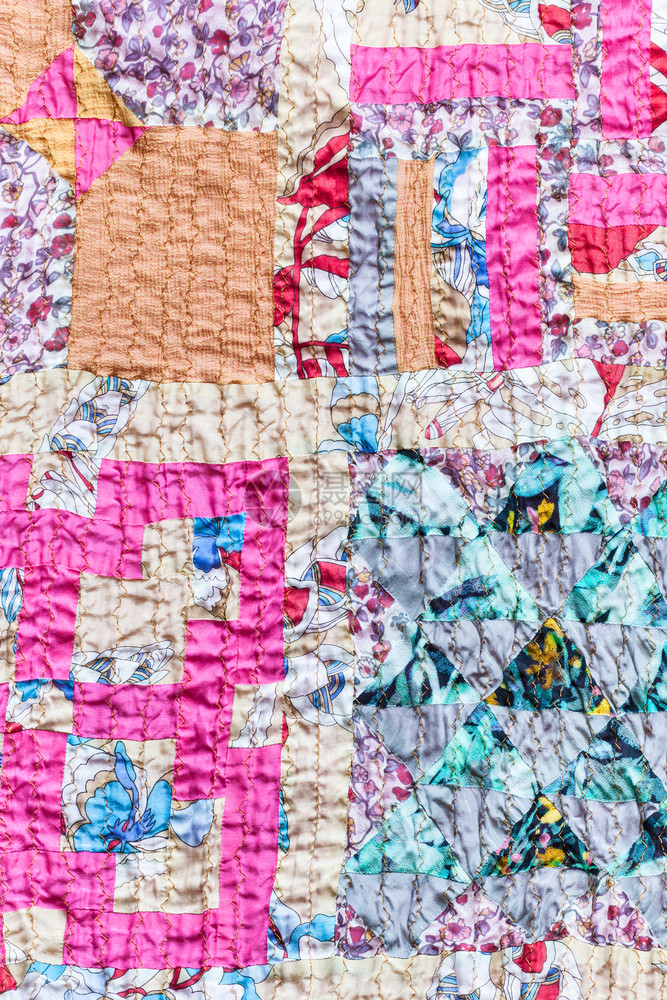 纺织背景从各种丝条和粉碎色棉织物缝合的毛条围巾和粉碎的色棉织物图片