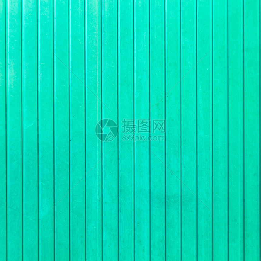 与绿色半透明蜂蜜碳聚酸酯面板隔绝的围栏图片