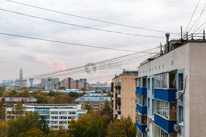 秋日黄昏莫斯科市住宅区图片