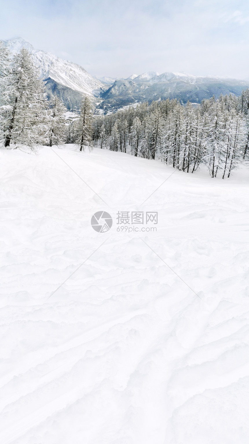 冬季天山坡和多洛米脉在地平线上图片