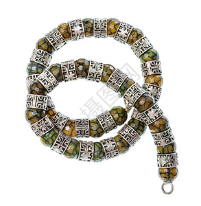 白色背景上被孤立的美玉宝石和银环的古董阿拉伯圆形项链背景图片