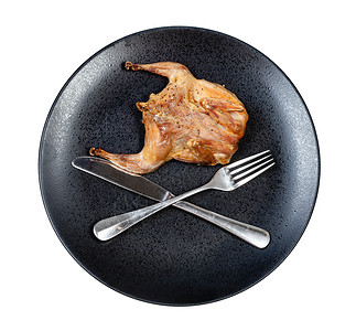 扁平小鸡顶视图烤整个扁平鹌鹑与交叉叉和刀在黑色板隔离在白色背景叉刀烤鹌鹑背景