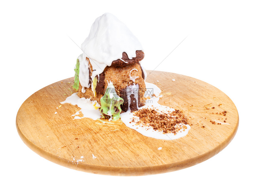 圣诞姜饼屋木板上的姜饼屋孤立在白色背景上木板图片