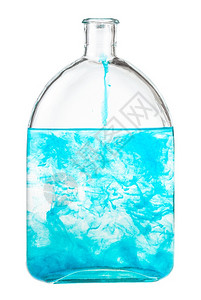 白底孤立的瓶子中蓝色水彩溶于中蓝彩溶于瓶子里的水中背景图片