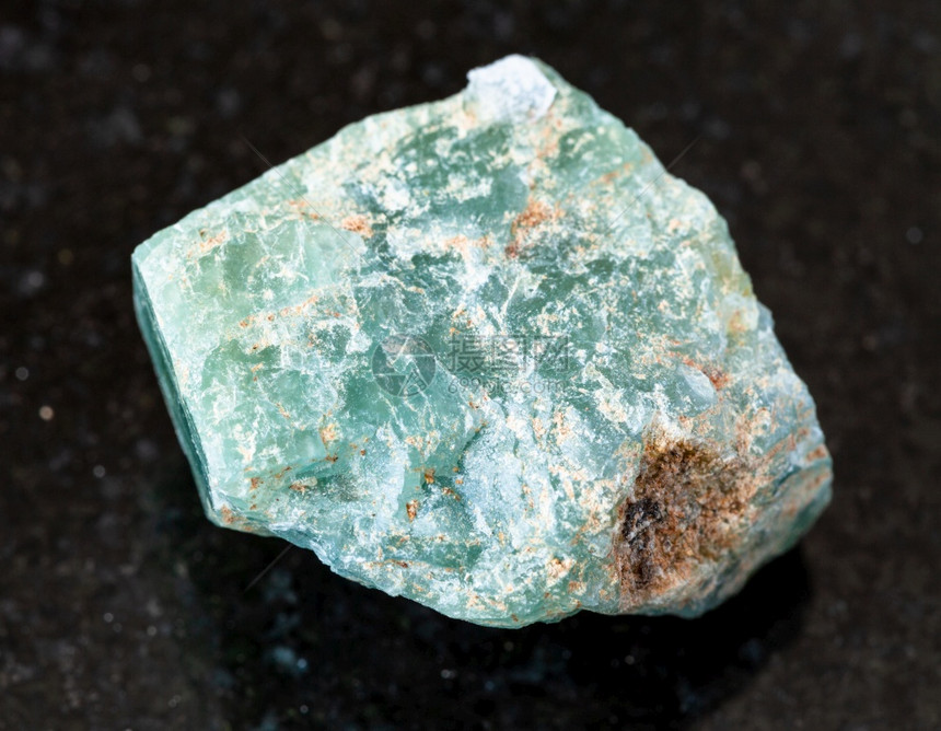 地质采集的天然矿物样本查封黑花岗岩背景的未喷洒阿帕蒂岩图片